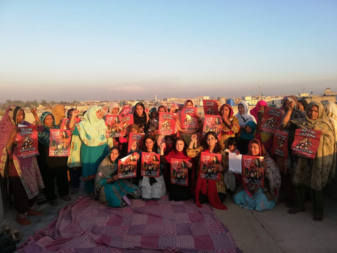 With women from a mobilisation session.