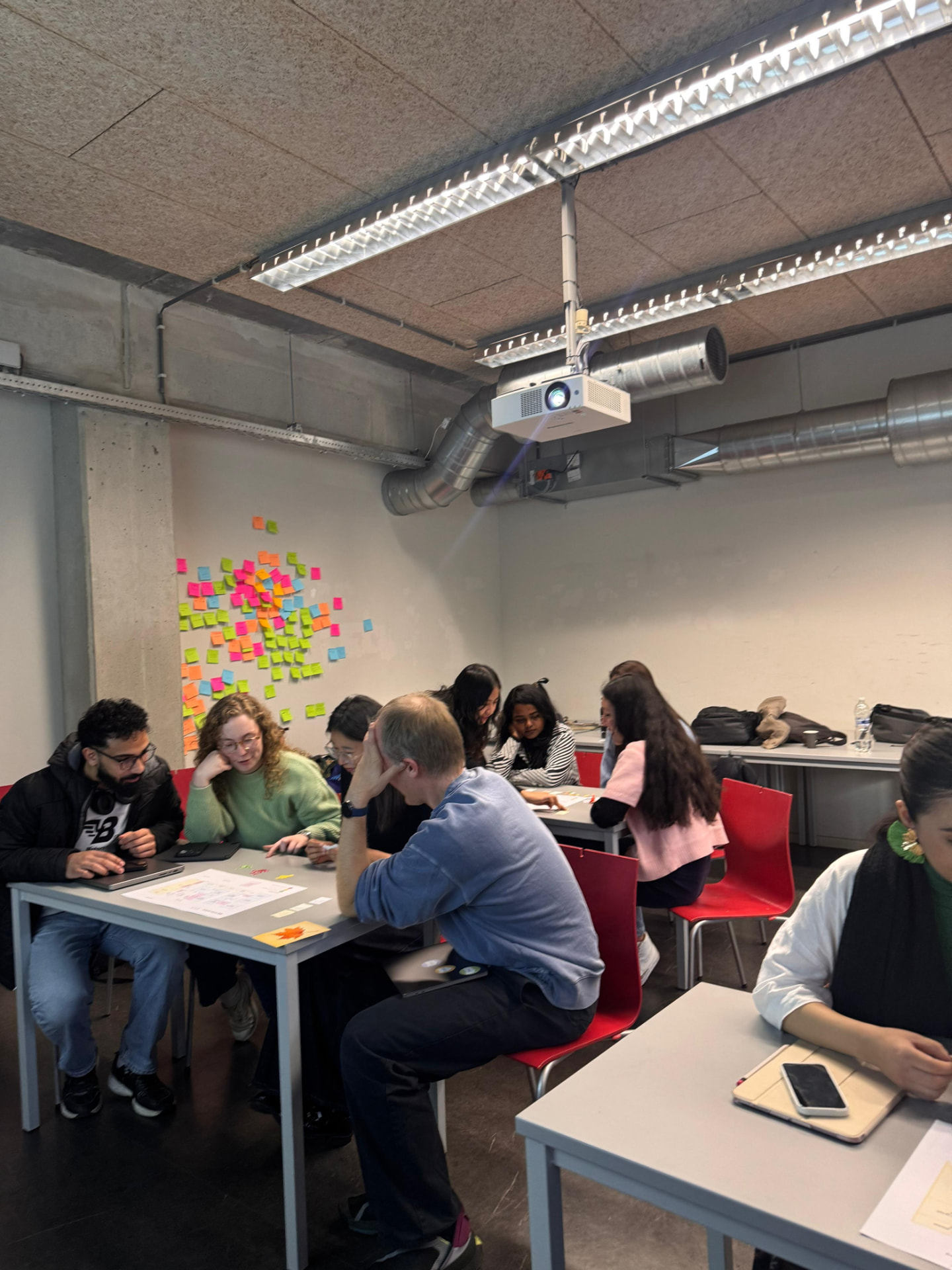 The studio during the peer learning session, four tables playing at once
